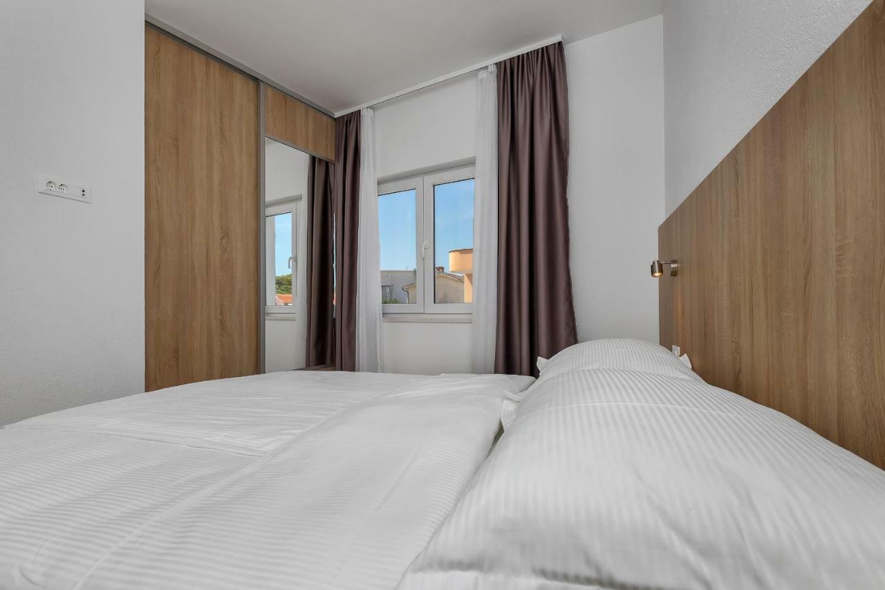 Apartmani Daniela Podgora Bagian luar foto