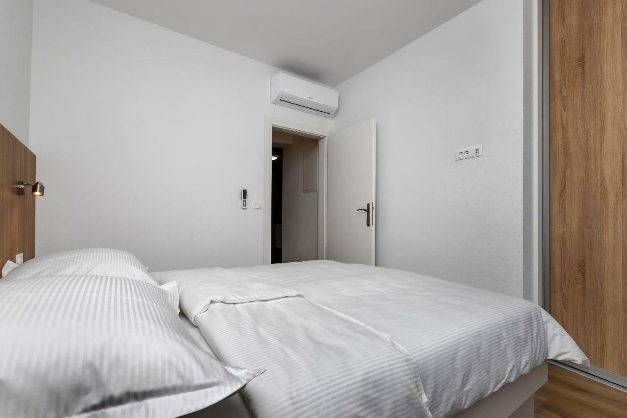 Apartmani Daniela Podgora Bagian luar foto